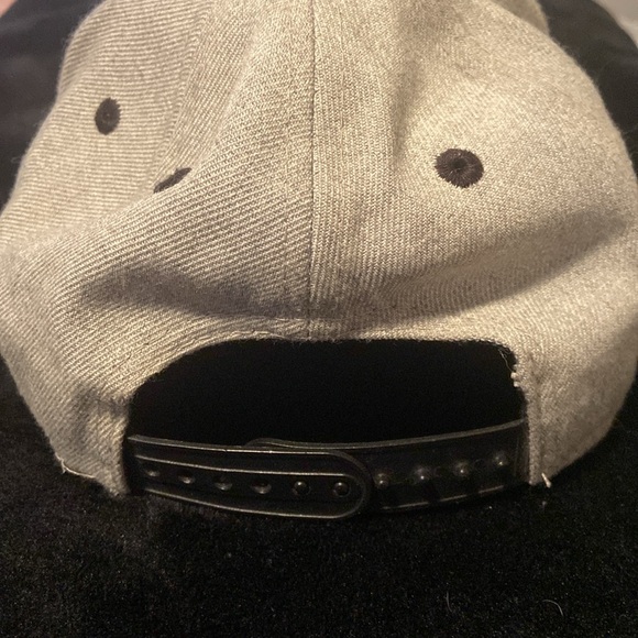 LA KINGS New Era Youth Hockey Cap RARE - Picture 4 of 7